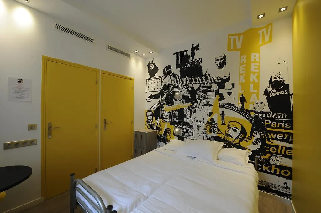 The 3 Ducks Eiffel Tower By Hiphophostels Hostel *