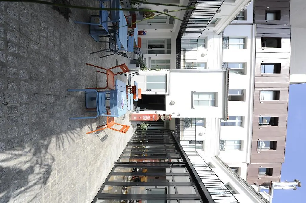 三只鸭子艾菲尔铁塔嘻哈旅舍 *