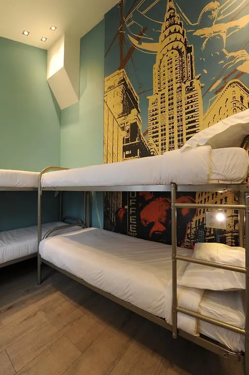 The 3 Ducks Eiffel Tower By Hiphophostels Albergue *