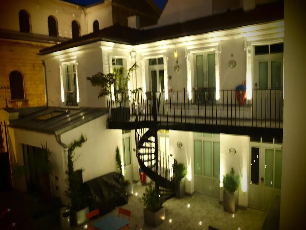 三只鸭子艾菲尔铁塔嘻哈旅舍 旅馆