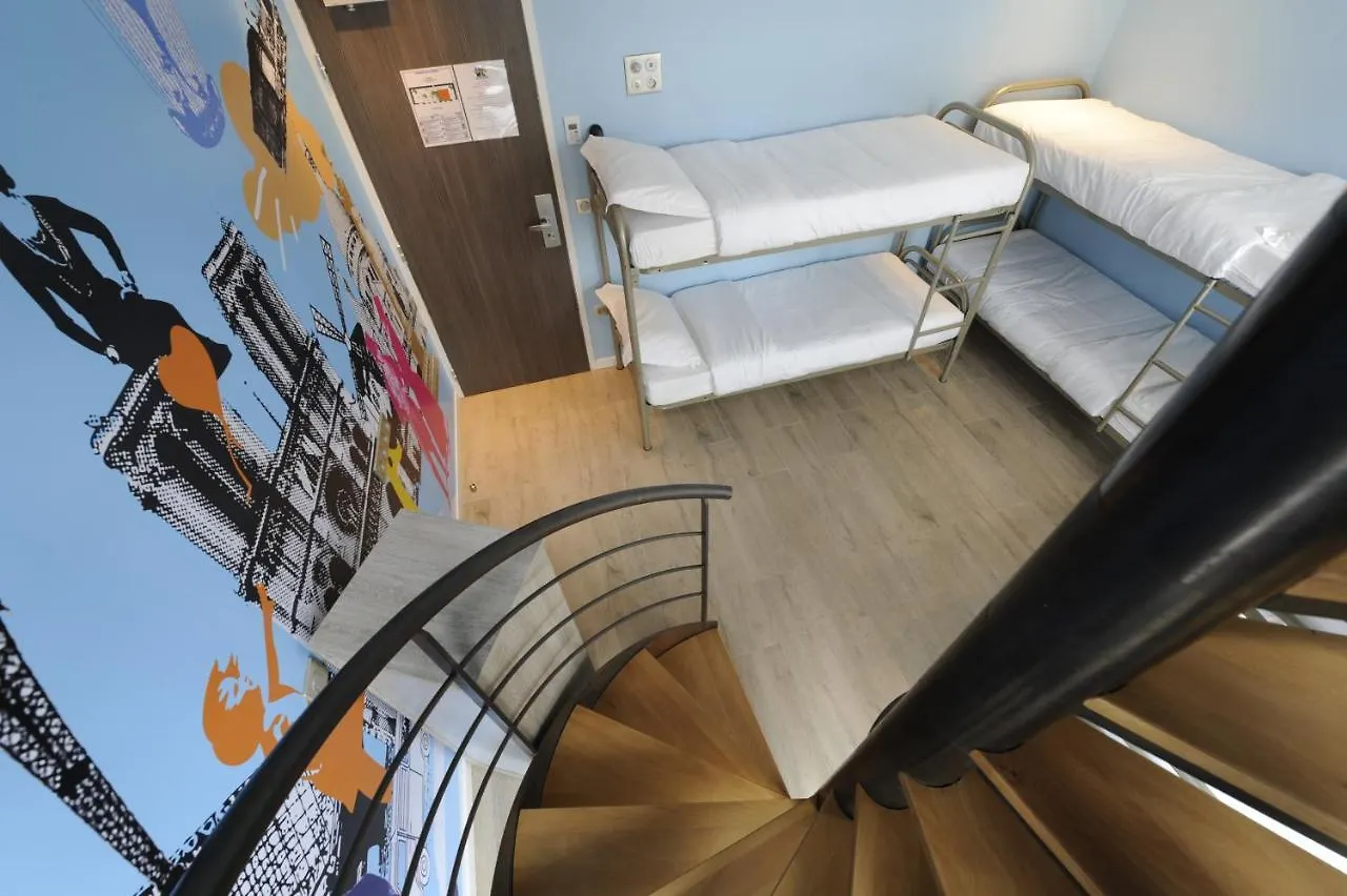 The 3 Ducks Eiffel Tower By Hiphophostels Albergue *